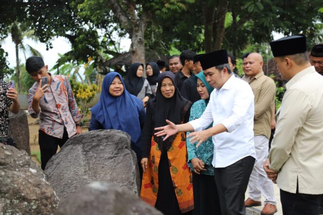 
Kunjungi Situs Duplang, Bupati Fawait Harap Ada Sosialisasi Peninggalan Purbakala untuk Pelajar