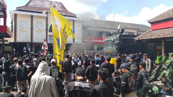 
Sempat Bersitegang, Unjuk Rasa Ribuan Massa AMJ di Mapolres Jember Terkendali