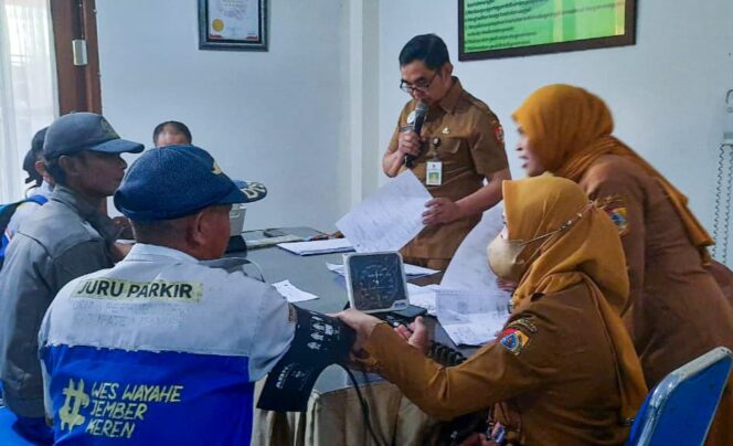 
Pemkab Jember Beri Layanan Pemeriksaan Gratis Untuk Jukir dan Ojol