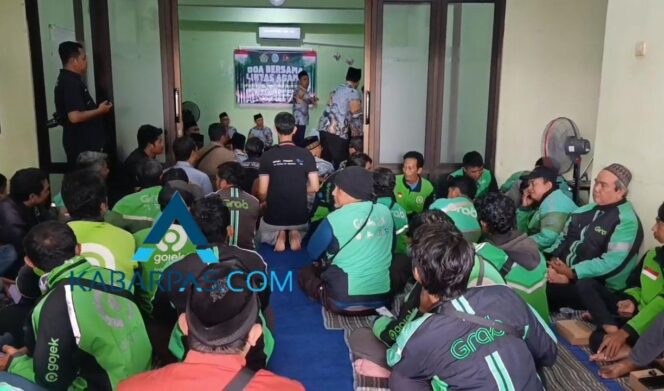 
Forum Kerukunan Umat Beragama Pasuruan Gelar Doa Bersama dengan Para Ojol