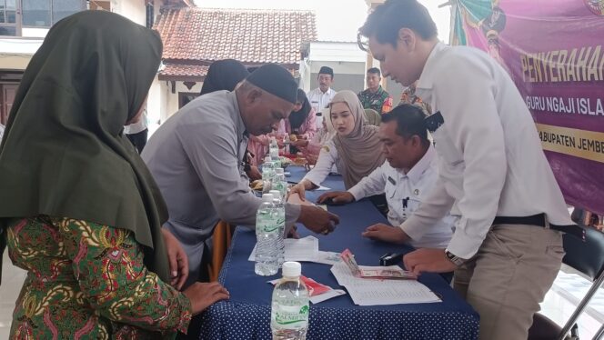 
Tunaikan Janji Kampanye, Gus Fawait Cairkan Honor Guru Ngaji Plus Perlindungan BPJS TK