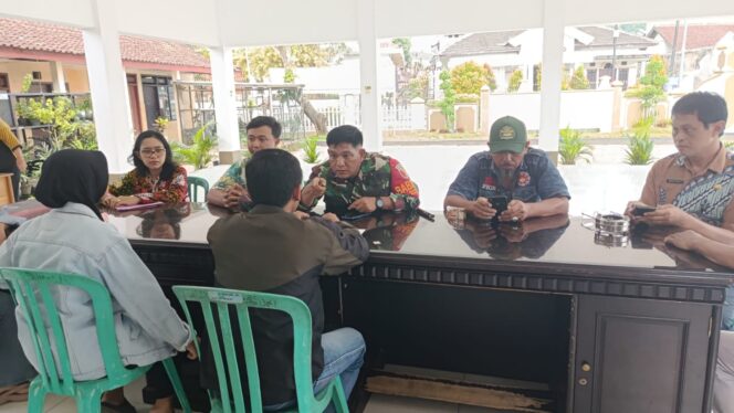 
Difasilitasi Lurah dan Kapolsek, Cekcok Rumah Tangga Warga Sumbersari Berakhir Damai