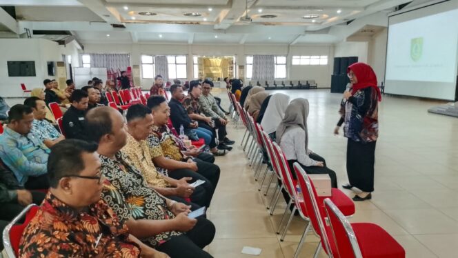 
Asisten III Pemkab Jember Beri Sosialisasi Penguatan Kompetensi Layanan ke Tiga OPD