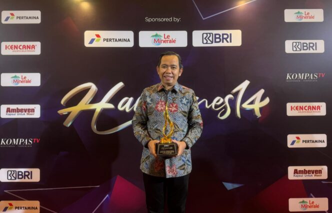 
Bupati Jember Fawait Raih Penghargaan Kompas TV Atas Kepedulian Akses Infrastruktur Pendidikan