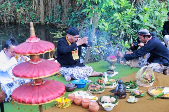 
Mendhak Tirta Manggala Hyang Akhiri Rangkaian Hyang Argopuro Festival IX
