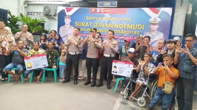 
Satlantas Polres Jember Fasilitasi SIM D Gratis Bagi 25 Penyandang Disabilitas