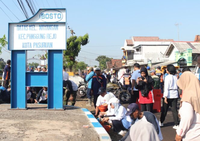 
Pemkot Pasuruan Gelar Resik-Resik dan Tanam Pohon di Pesisir Pelabuhan
