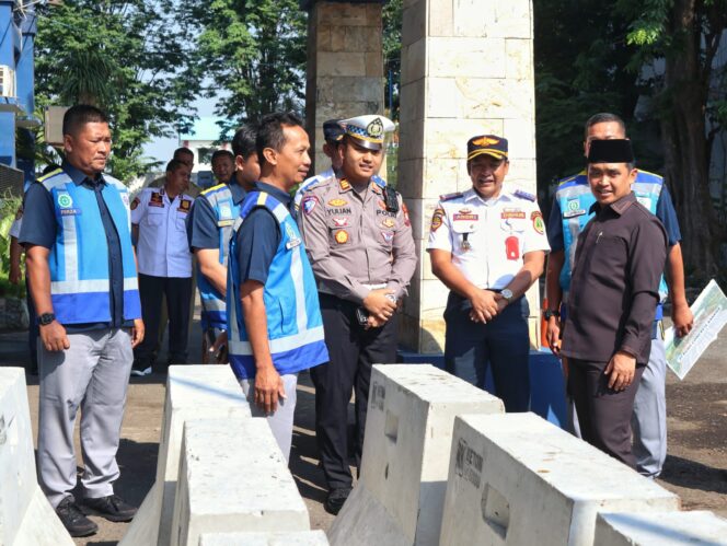 
Pemkot Pasuruan Terima 21 Beton Barrier dari PT Jasa Marga Persero