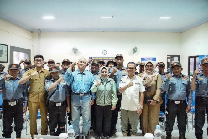 
Jaga Kota Mojokerto Tetap Kondusif, Ning Ita Ajak Satlinmas Kembali Aktifkan Siskamling