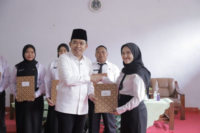 
Bupati Jember Serahkan SK CPNS dan PPPK di Bunga Desa Sumberbaru