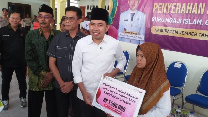 
Ratusan Guru Ngaji di Karangbayat Terima Insentif Langsung dari Bupati Jember