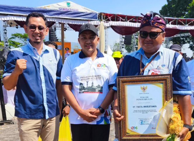 
Taat Pajak, PT. Tirta Investama Pasuruan Raih Apresiasi dari Bupati