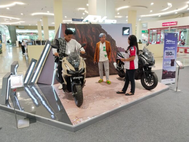 
New Honda ADV160 Menarik Perhatian Pengunjung di Launching Malang Town Square