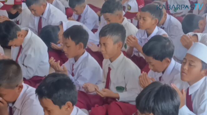 
Ratusan Siswa SD di Pasuruan Doa Bersama untuk Kedamaian Bangsa Indonesia