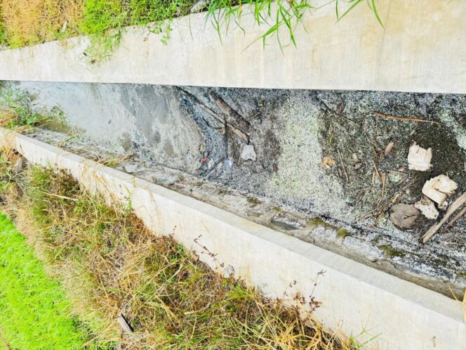 
Warga Keluhkan Limbah Plastik Cemari Irigasi Persawahan Sumberjaya