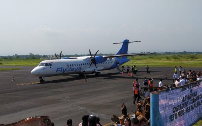 
Penerbangan Fly Jaya Jember–Jakarta Dihentikan Sementara, Pemkab Pastikan Hanya Tahap Evaluasi