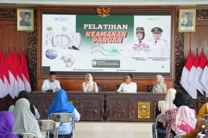 
Ning Ita Dorong UMKM Kuliner Kota Mojokerto Penuhi Standar Keamanan Pangan