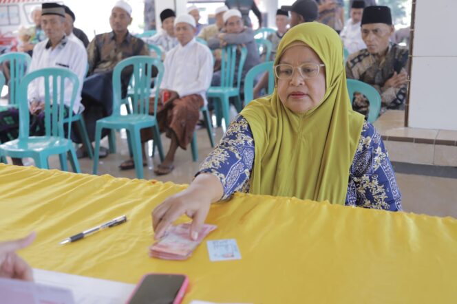 
Guru Ngaji Jember Apresiasi Bupati Fawait, Tahap Kedua Honorarium Dimulai dari Kecamatan Panti