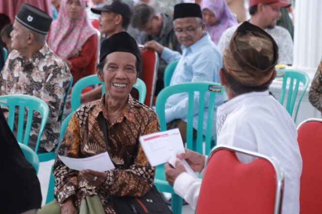
Di Balik Wajah Sumringah Guru Ngaji dan Mudin Jember, Ada Cerita Pengabdian dan Penghargaan