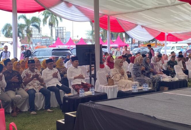 
Dari UHC, Wadul Gus’e hingga Beasiswa Kuliah, Ini Paparan Bupati Fawait di Apel Sholawat