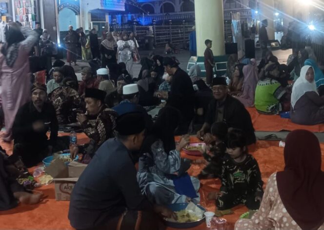 
Purnamaan ke-10 di Pasuruan: Ribuan Talam Konsumsi Bersatu di Bawah Sinar Rembulan