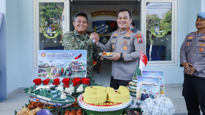 
Momen Kapolres Jombang Beri Kejutan  Kodim 0814 Jombang dan Sat Radar 222 Ploso Jombang 