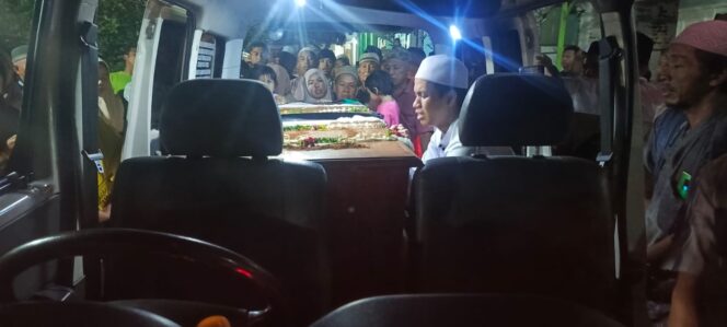 
Tangis Keluarga Sambut Kedatangan Jasad Syakur di Krapyakrejo Pasuruan
