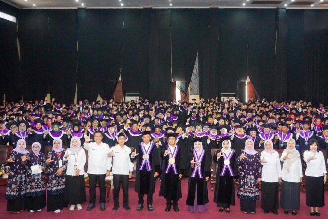 
732 Lansia Kota Pasuruan Resmi Diwisuda