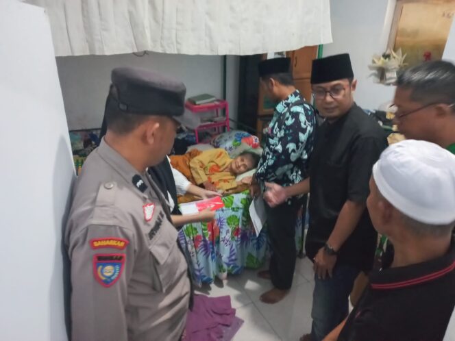 
Sakit Tak Jadi Halangan, Guru Ngaji Lansia di Antirogo Terima Insentif Langsung di Rumah