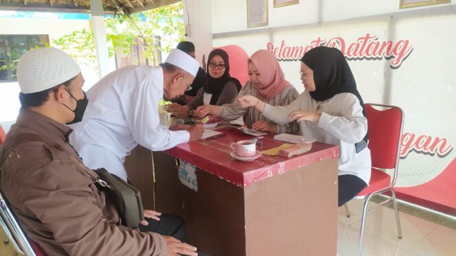 
Tersenyum di Pendopo Kranjingan : Guru Ngaji dan Modin Terima Insentif dari Pemkab Jember