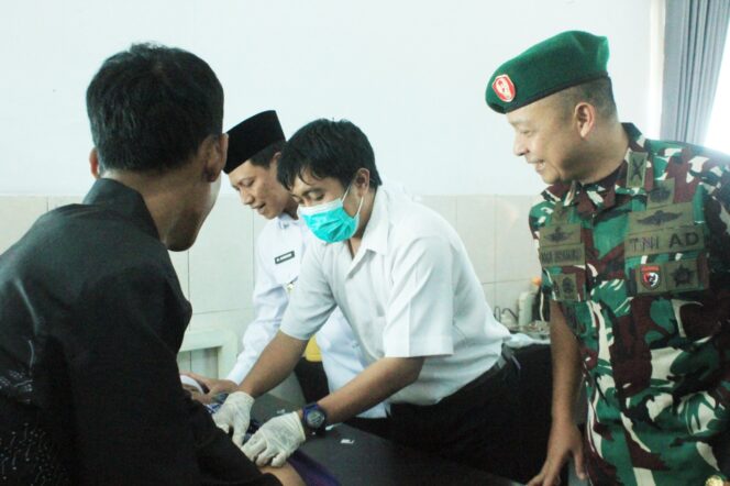 
Dari Khitanan Massal, Pengobatan Gratis hingga Bansos Warnai Kegiatan HUT TNI ke-80 di Pasuruan