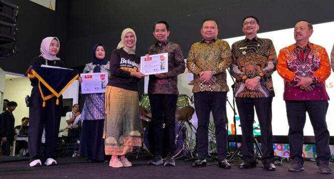 
Bupati Jember Gus Fawait Raih Penghargaan Mohamad Syafei Awards 2025 untuk Inovasi Pendidikan