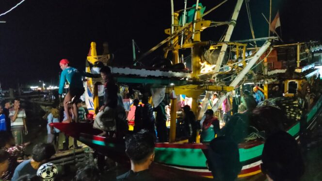 
Kapal Nelayan Tenggelam di Perairan Mlaten, 2 ABK Hilang