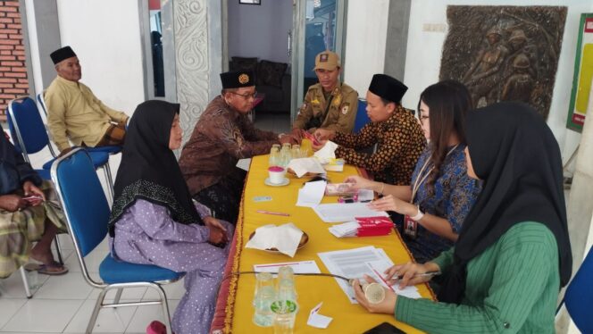 
Ratusan Guru Ngaji di Pakusari Terima Insentif dari Pemkab Jember