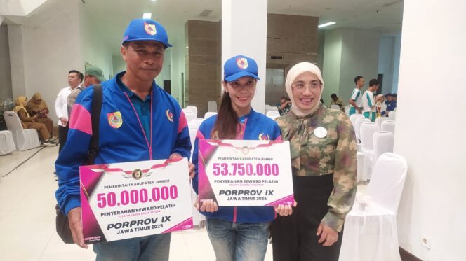 
Gus Fawait Serahkan Bonus Rp809 Juta untuk Atlet Porprov 2025