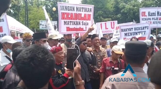 
Puluhan Orang Geruduk Kantor Wali Kota Pasuruan, Pertanyakan Kejelasan Proyek JLU