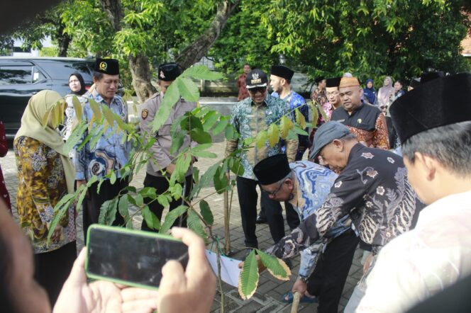 
Wakil Wali Kota Pasuruan Tanam Pohon Metoa Bersama Tokoh Lintas Agama