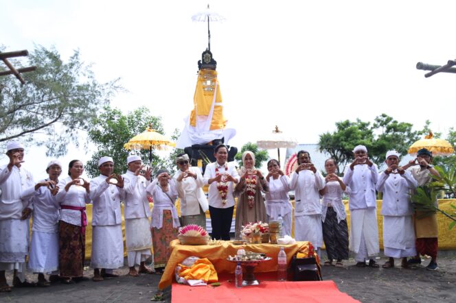 
Bupati Jember Hadir di Pantai Paseban, Perkuat Komitmen Harmoni Antarumat Beragama