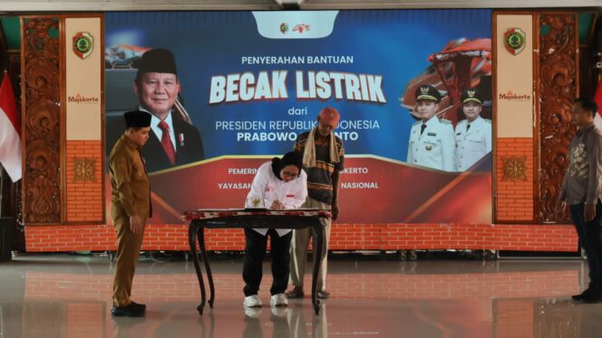 
100 Tukang Becak di Kabupaten Mojokerto Terima Becak Listrik Dari Presiden Prabowo