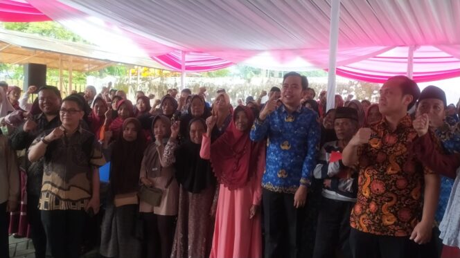 
Gus Fawait Salurkan Bantuan DBHCHT 2025, Pekerja Sektor Tembakau Terima Rp1 Juta