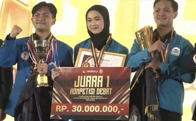 
FSH UIN Jakarta Torehkan Prestasi Lomba Debat Hukum Bawaslu RI