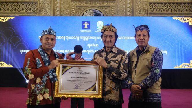
Bentuk Posbakum di Seluruh Desa dan Kelurahan, Gus Bupati Mojokerto Raih Penghargaan Dari Menkum RI