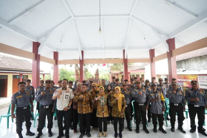 
Jelang Nataru, Wali Kota aktifkan Satlinmas Guna Tingkatkan Kesiapsiagaan Lingkungan dengan Siskamling