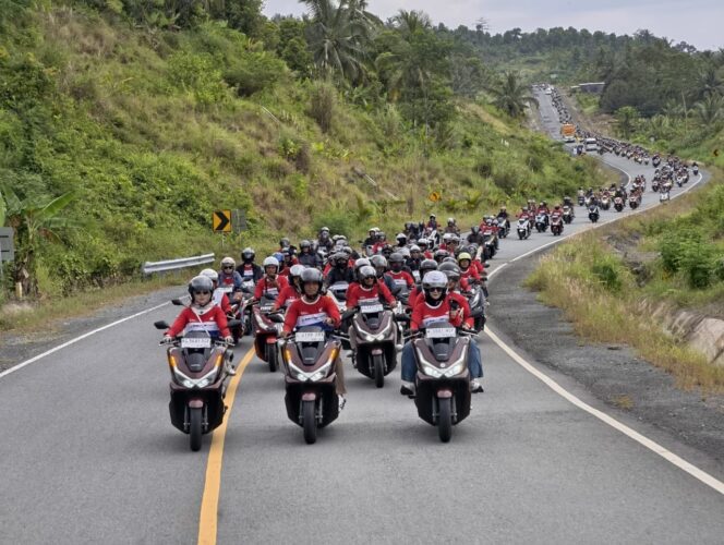 
Ribuan Pecinta Honda PCX Padati Pantai Prigi 360 di Honda PCX Day 2025