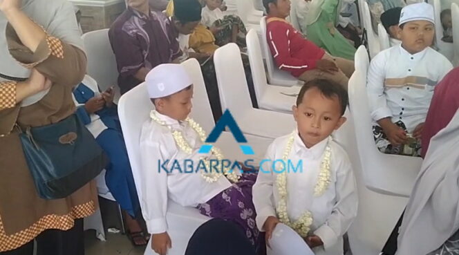 
Ratusan Anak Yatim di Pasuruan Ikuti Khitan Gratis 