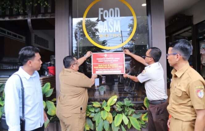 
Pemkab Jember Segel Usaha Penunggak Pajak, Tunggakan Miliaran Rupiah Tak Digubris