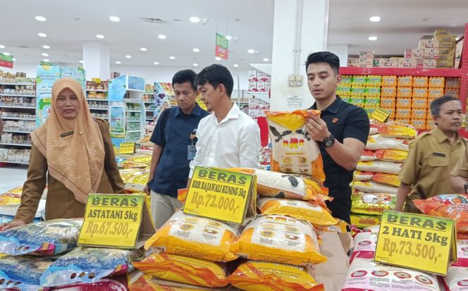 
Sidak Jelang Nataru, Satgas Pangan Jember Temukan Beras Berlabel Tempelan