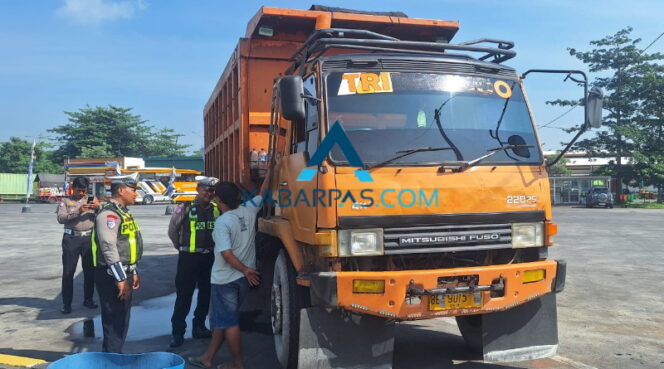 
Pastikan Arus Nataru Lancar, Satlantas Polres Pasuruan Kota Sosialisasikan Pembatasan Truk