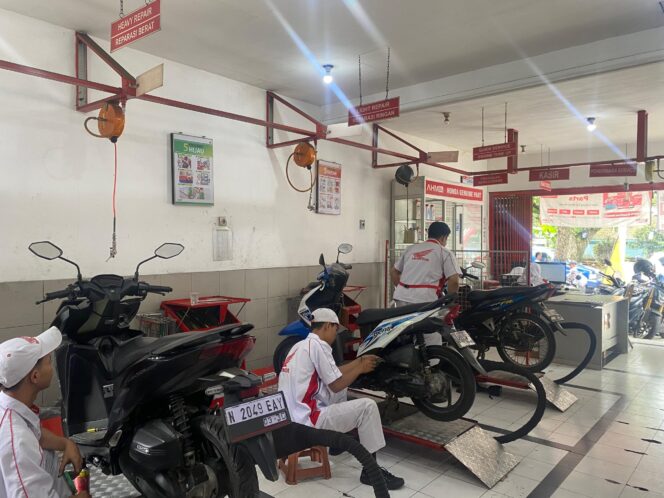 
Buktikan Kualitas Vokasi Jawa Timur, AHASS TEFA SMK Binaan MPM Honda Jatim Sukses Layani Konsumen dan Cetak SDM Unggul