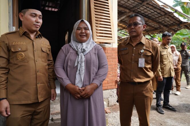 
Bupati Mojokerto Tinjau Hasil Bedah Rumah Warga Desa Kejagan